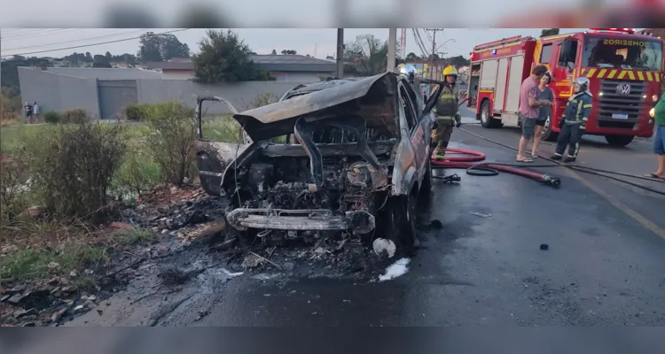 Carro fica totalmente destruído após incêndio na Siqueira Campos