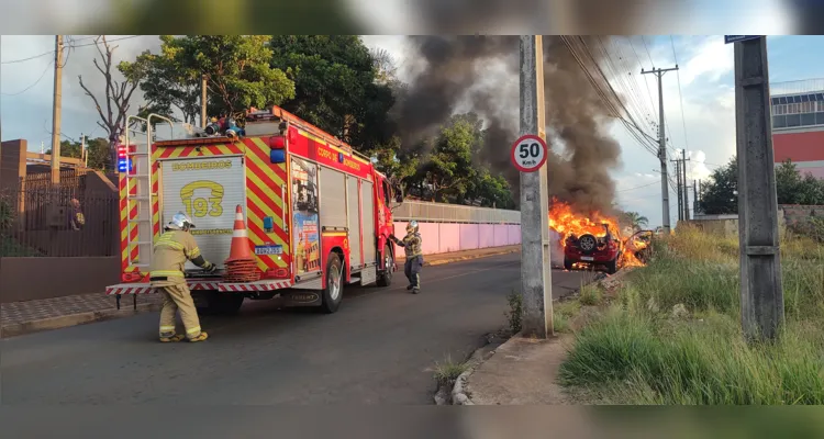 Carro fica totalmente destruído após incêndio na Siqueira Campos