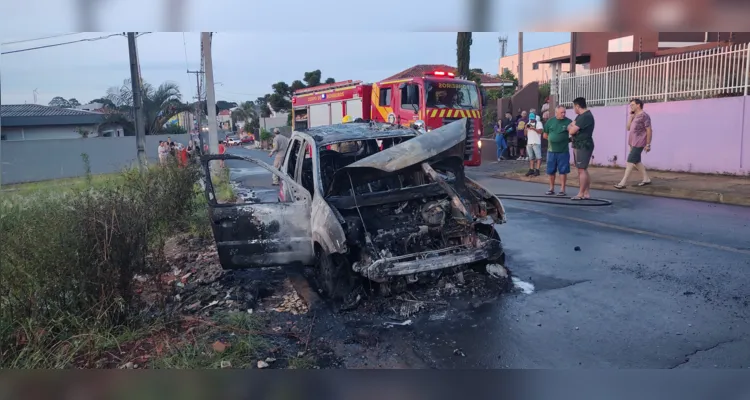 Carro fica totalmente destruído após incêndio na Siqueira Campos