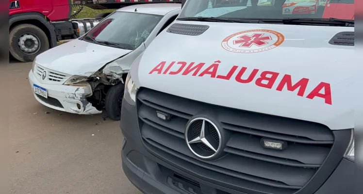 Acidente envolveu um Renault Logan e uma Titan 150.