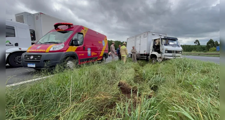 Caminhão sai da pista e homem é ejetado do veículo