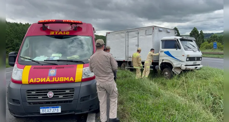 Caminhão sai da pista e homem é ejetado do veículo