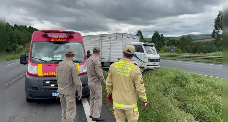 Caminhão sai da pista e homem é ejetado do veículo