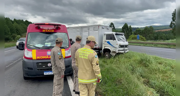 Caminhão sai da pista e homem é ejetado do veículo