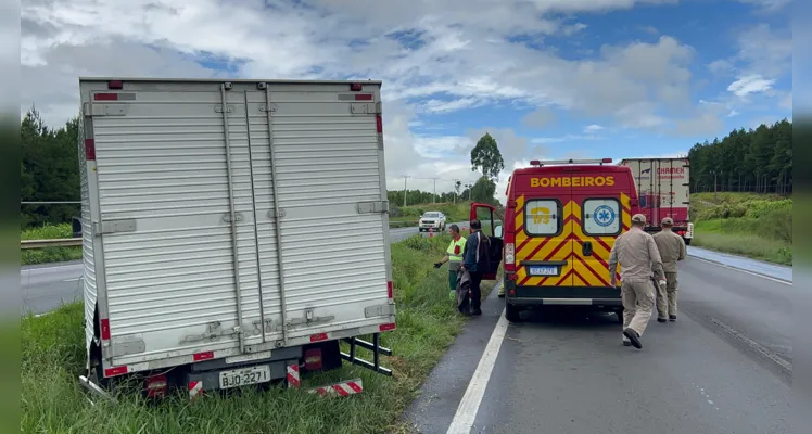 Caminhão sai da pista e homem é ejetado do veículo