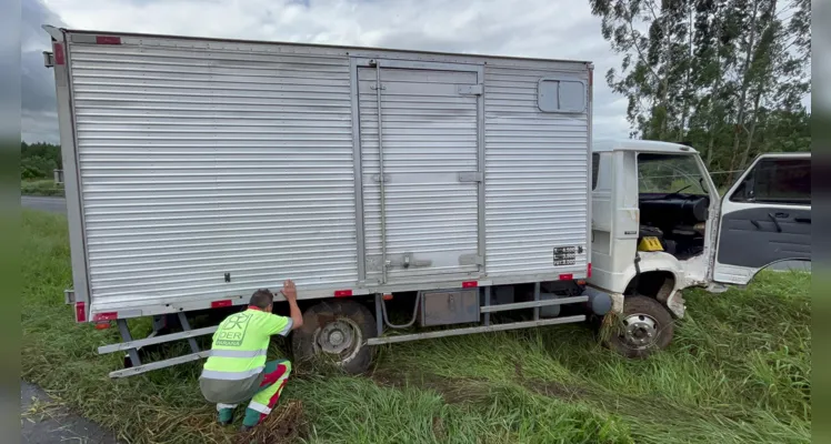 Caminhão sai da pista e homem é ejetado do veículo