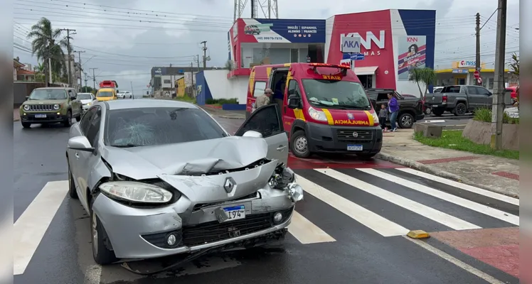 Condutora da caminhonete Fiat Toro foi a única ferida na colisão e foi encaminhada para o Hospital Unimed. 