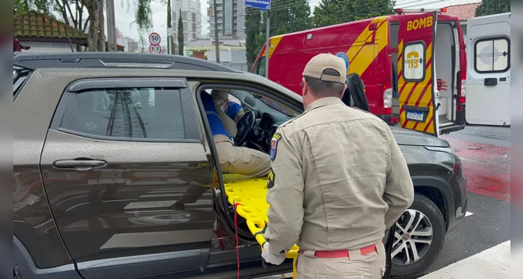 Condutora da caminhonete Fiat Toro foi a única ferida na colisão e foi encaminhada para o Hospital Unimed. 