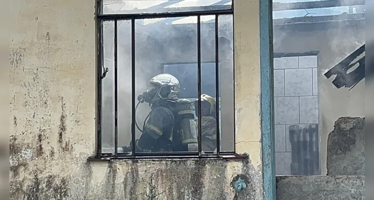 Os vizinhos informaram que não viram ninguém ateando fogo, mas a suspeita é que tenha sido criminoso. 