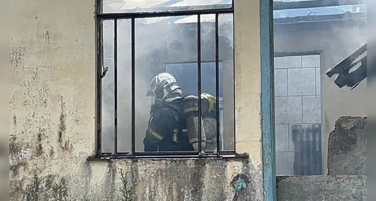 Os vizinhos informaram que não viram ninguém ateando fogo, mas a suspeita é que tenha sido criminoso. 