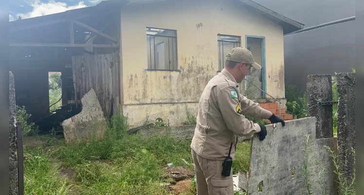 Os vizinhos informaram que não viram ninguém ateando fogo, mas a suspeita é que tenha sido criminoso. 