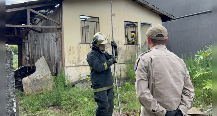 Os vizinhos informaram que não viram ninguém ateando fogo, mas a suspeita é que tenha sido criminoso. 