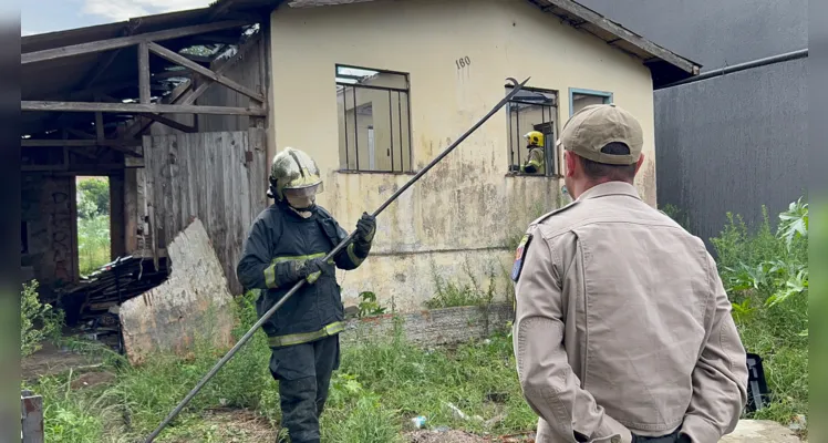 Os vizinhos informaram que não viram ninguém ateando fogo, mas a suspeita é que tenha sido criminoso. 