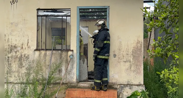 Os vizinhos informaram que não viram ninguém ateando fogo, mas a suspeita é que tenha sido criminoso. 