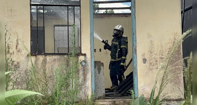 Os vizinhos informaram que não viram ninguém ateando fogo, mas a suspeita é que tenha sido criminoso. 