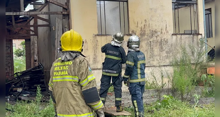 Os vizinhos informaram que não viram ninguém ateando fogo, mas a suspeita é que tenha sido criminoso. 