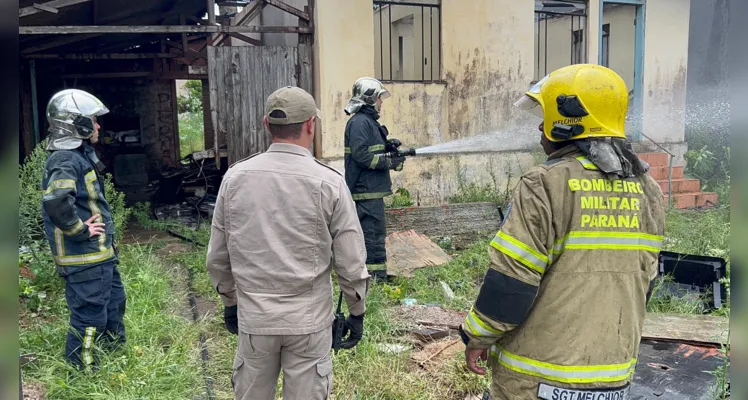 Os vizinhos informaram que não viram ninguém ateando fogo, mas a suspeita é que tenha sido criminoso. 