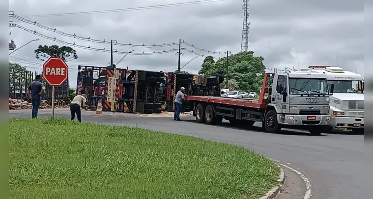 Caminhão tomba, espalha carga e interdita rodovia