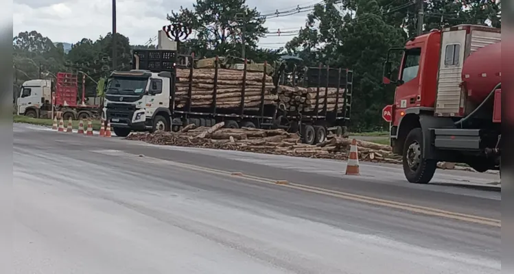 Caminhão tomba, espalha carga e interdita rodovia