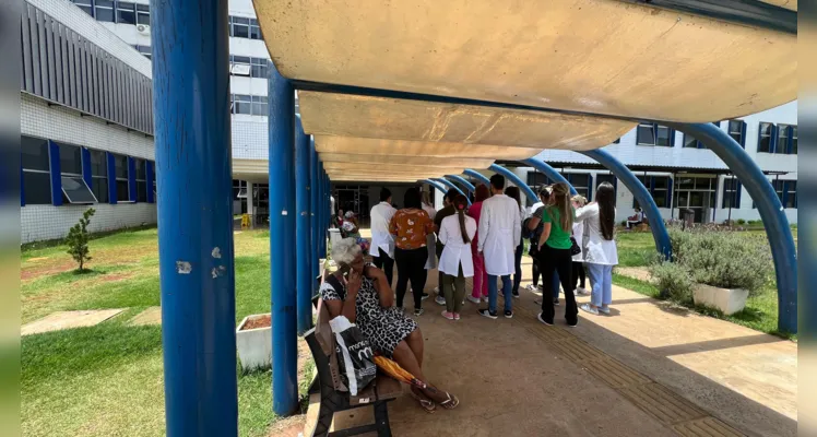 Manifestação ocorreu em frente ao HU-UEPG nesta segunda-feira (29).