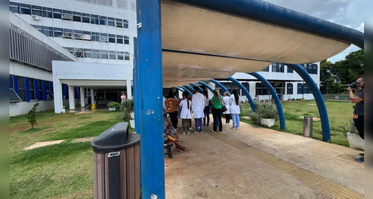 Manifestação ocorreu em frente ao HU-UEPG nesta segunda-feira (29).