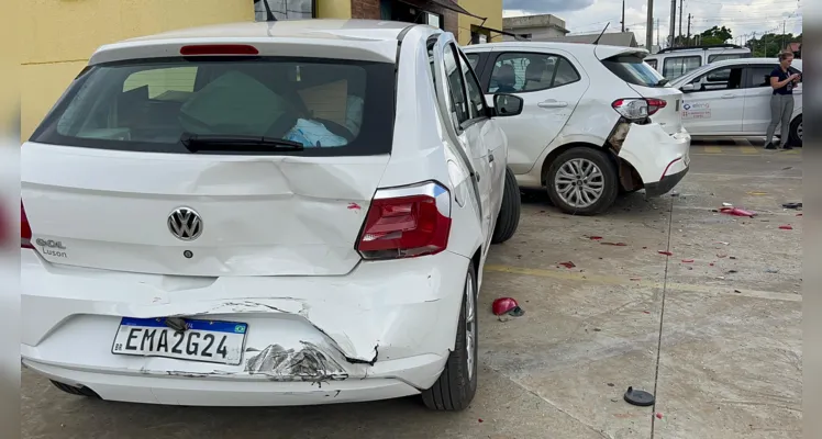 Os veículos Ford Ka, Fiat Argo e Volkswagen Gol, que estavam estacionados, foram atingidos pelo Fiat Bravo.