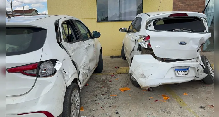 Os veículos Ford Ka, Fiat Argo e Volkswagen Gol, que estavam estacionados, foram atingidos pelo Fiat Bravo.