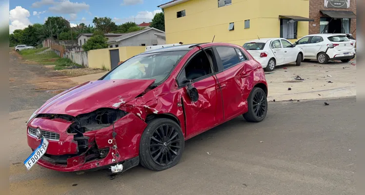 Os veículos Ford Ka, Fiat Argo e Volkswagen Gol, que estavam estacionados, foram atingidos pelo Fiat Bravo.