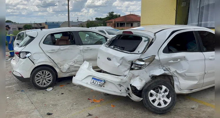 Os veículos Ford Ka, Fiat Argo e Volkswagen Gol, que estavam estacionados, foram atingidos pelo Fiat Bravo.