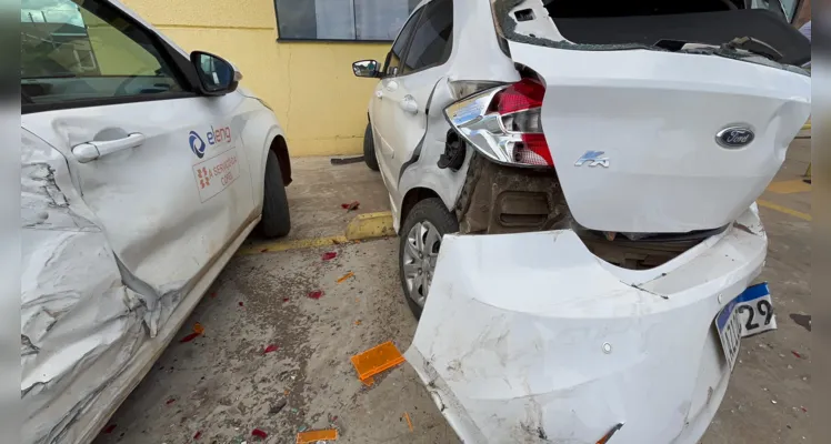 Os veículos Ford Ka, Fiat Argo e Volkswagen Gol, que estavam estacionados, foram atingidos pelo Fiat Bravo.