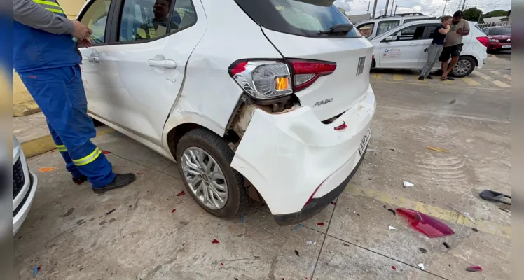 Os veículos Ford Ka, Fiat Argo e Volkswagen Gol, que estavam estacionados, foram atingidos pelo Fiat Bravo.