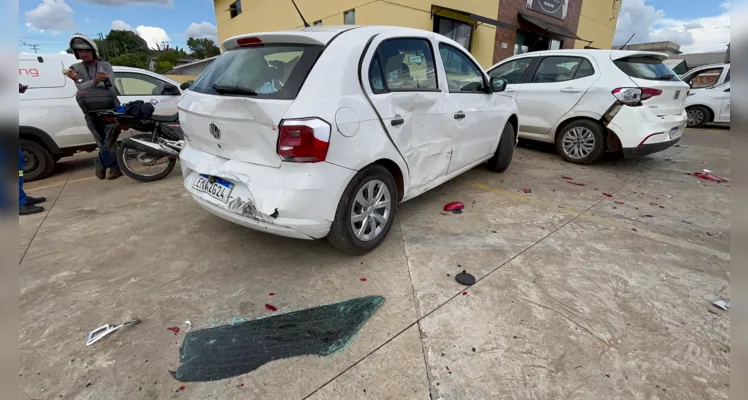 Os veículos Ford Ka, Fiat Argo e Volkswagen Gol, que estavam estacionados, foram atingidos pelo Fiat Bravo.