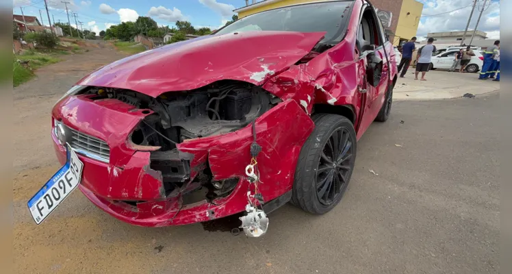 Os veículos Ford Ka, Fiat Argo e Volkswagen Gol, que estavam estacionados, foram atingidos pelo Fiat Bravo.