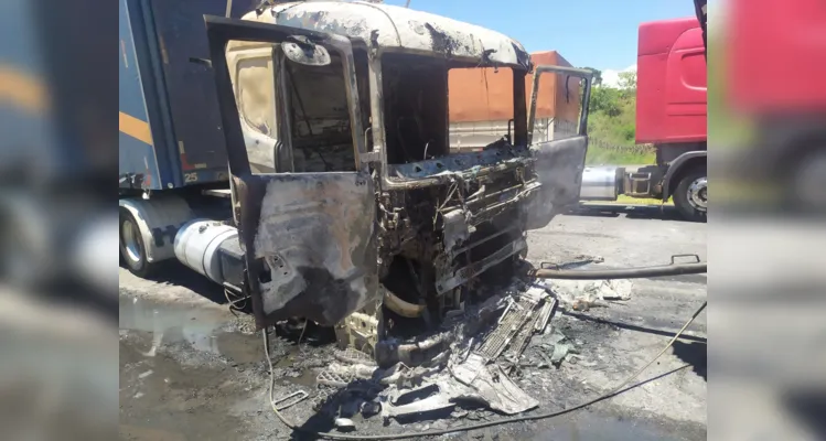 Apenas a cabine incendiou e o fogo não se alastrou para o restante da carreta.