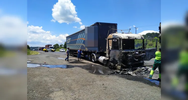 Apenas a cabine incendiou e o fogo não se alastrou para o restante da carreta.