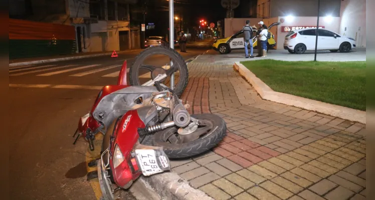 Vítima teve uma fratura exposta no fêmur e escoriações; foi encaminhada para o Hospital Regional. 