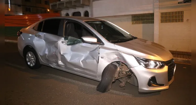 Vítima teve uma fratura exposta no fêmur e escoriações; foi encaminhada para o Hospital Regional. 