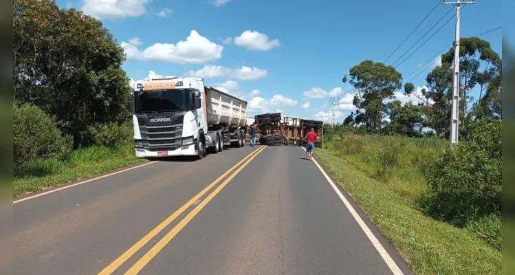 Acidente na PR-438 bloqueia rodovia sentido Guaragi