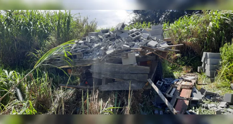 O caminhão Ford saiu da pista após ser atingido na traseira