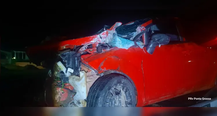 Carro teve parte dianteira estruída |