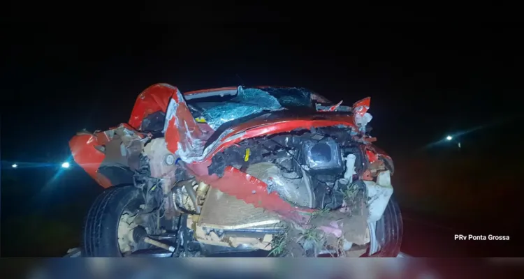 Carro teve parte dianteira estruída |