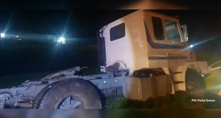 Caminhão foi atingido na parte traseira |