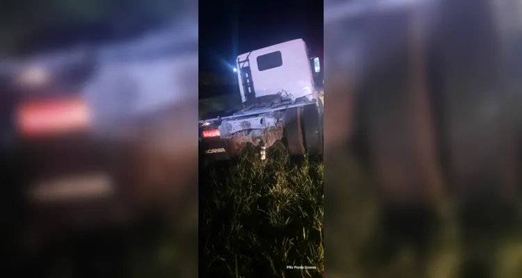 Caminhão foi atingido na parte traseira |