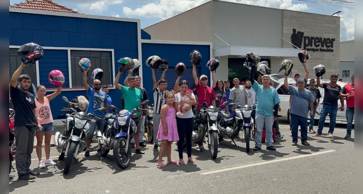 O protesto desta vez aconteceu em frente a capela onde o corpo da vítima estava sendo velado.