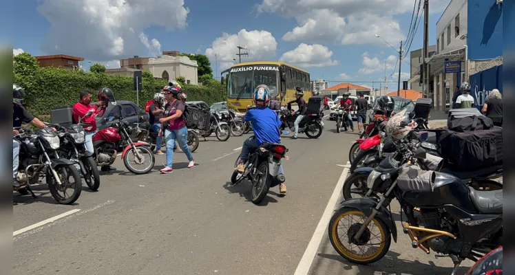 O protesto desta vez aconteceu em frente a capela onde o corpo da vítima estava sendo velado.