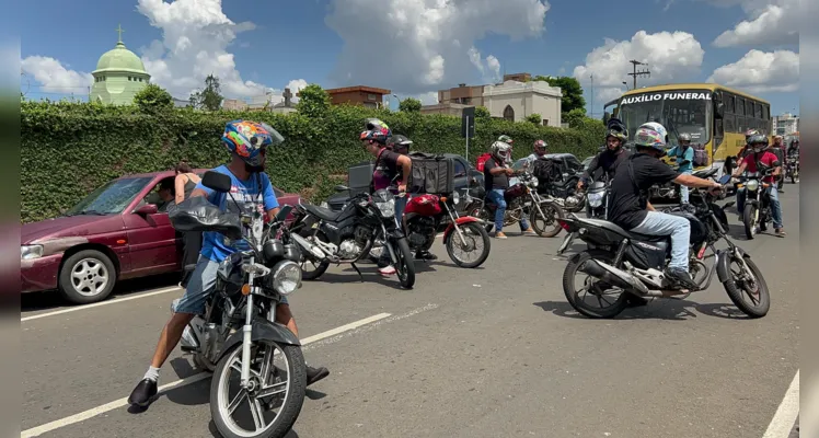 O protesto desta vez aconteceu em frente a capela onde o corpo da vítima estava sendo velado.