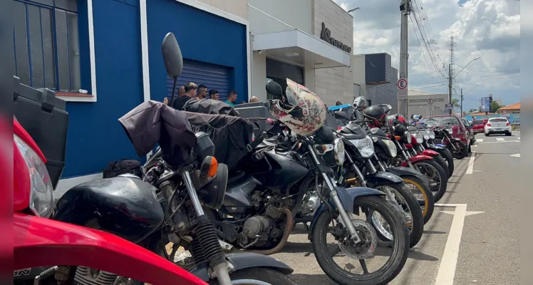 O protesto desta vez aconteceu em frente a capela onde o corpo da vítima estava sendo velado.