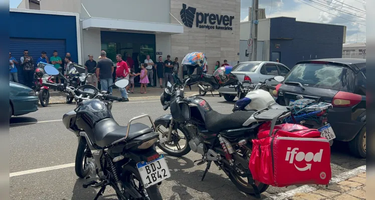 O protesto desta vez aconteceu em frente a capela onde o corpo da vítima estava sendo velado.