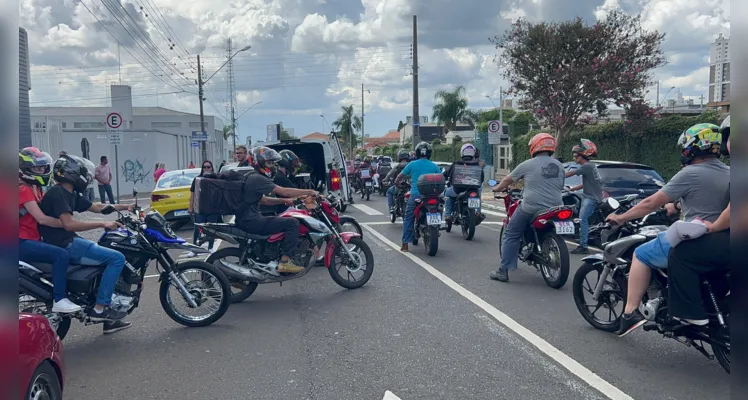 O protesto desta vez aconteceu em frente a capela onde o corpo da vítima estava sendo velado.