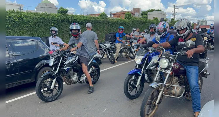 O protesto desta vez aconteceu em frente a capela onde o corpo da vítima estava sendo velado.